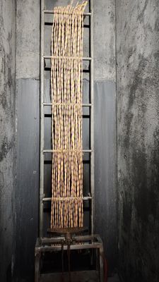 ห้องปฏิบัติการทดสอบ ดำเนินการทดสอบความต้านทานการลามของเปลวไฟในแนวตั้งบนตัวนำ อุปกรณ์ทดสอบ