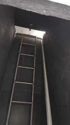 ห้องปฏิบัติการทดสอบ ดำเนินการทดสอบความต้านทานการลามของเปลวไฟในแนวตั้งบนตัวนำ อุปกรณ์ทดสอบ