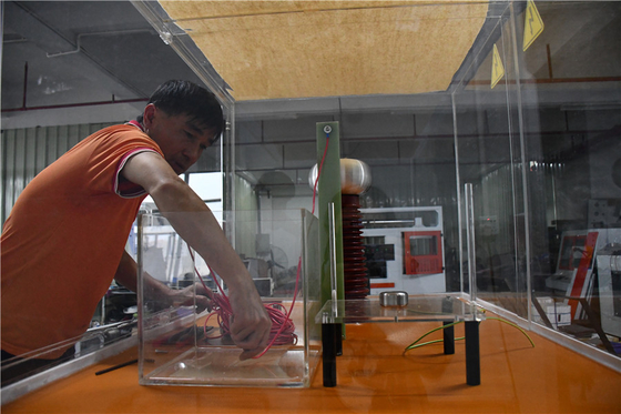 อุปกรณ์ทดสอบความแข็งแรงทางไฟฟ้า 100KV ตามมาตรฐาน IEC 60243-1 เครื่องทดสอบในห้องปฏิบัติการ